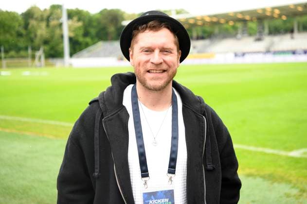 Johannes Oerding beim Benefiz-Fußballspiel Kicken mit Stars im Eilenriedestadion. Hannover, 25.05.2025