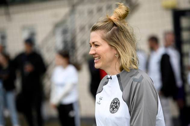 Nina Bott beim Benefiz-Fußballspiel Kicken mit Stars im Eilenriedestadion. Hannover, 25.05.2025