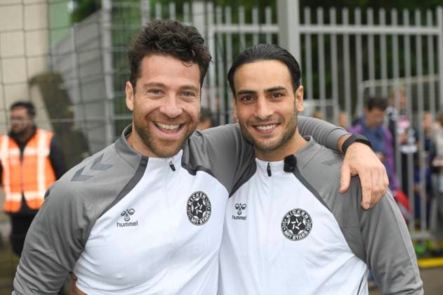 Patrick Fernandez und Timur Ülker beim Benefiz-Fußballspiel Kicken mit Stars im Eilenriedestadion. Hannover, 25.05.2025