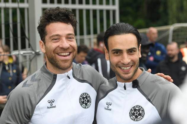 Patrick Fernandez und Timur Ülker beim Benefiz-Fußballspiel Kicken mit Stars im Eilenriedestadion. Hannover, 25.05.2025