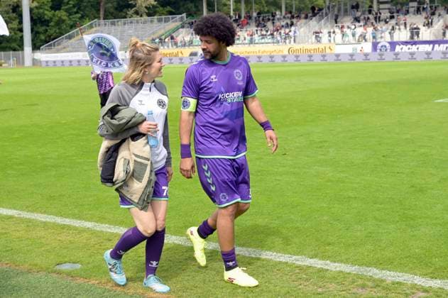 Nina Bott und Benjamin Ernst beim Benefiz-Fußballspiel Kicken mit Stars im Eilenriedestadion. Hannover, 25.05.2025