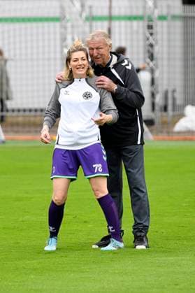 Nina Bott und Horst Hrubesch beim Benefiz-Fußballspiel Kicken mit Stars im Eilenriedestadion. Hannover, 25.05.2025