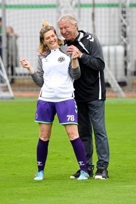 Nina Bott und Horst Hrubesch beim Benefiz-Fußballspiel Kicken mit Stars im Eilenriedestadion. Hannover, 25.05.2025