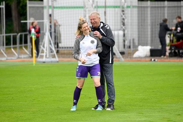 Nina Bott und Horst Hrubesch beim Benefiz-Fußballspiel Kicken mit Stars im Eilenriedestadion. Hannover, 25.05.2025