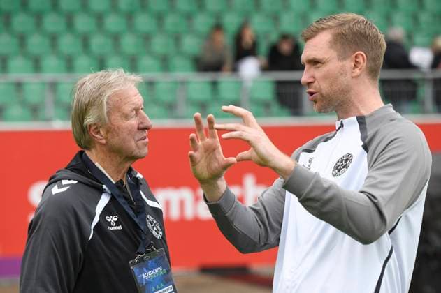 Horst Hrubesch und Per Mertesacker beim Benefiz-Fußballspiel Kicken mit Stars im Eilenriedestadion. Hannover, 25.05.2025