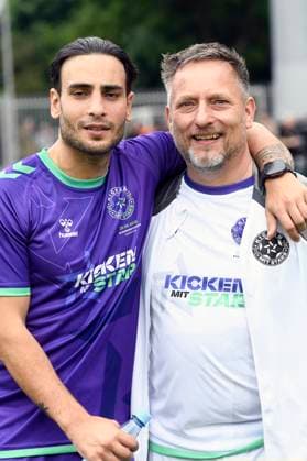 Timur Ülker und Lars Pape beim Benefiz-Fußballspiel Kicken mit Stars im Eilenriedestadion. Hannover, 25.05.2025