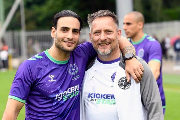 Timur Ülker und Lars Pape beim Benefiz-Fußballspiel Kicken mit Stars im Eilenriedestadion. Hannover, 25.05.2025