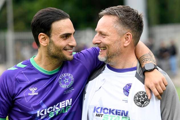 Timur Ülker und Lars Pape beim Benefiz-Fußballspiel Kicken mit Stars im Eilenriedestadion. Hannover, 25.05.2025