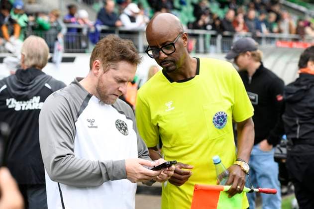 Johannes Oerding und Yared Dibaba beim Benefiz-Fußballspiel Kicken mit Stars im Eilenriedestadion. Hannover, 25.05.2025