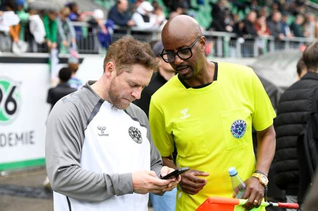 Johannes Oerding und Yared Dibaba beim Benefiz-Fußballspiel Kicken mit Stars im Eilenriedestadion. Hannover, 25.05.2025