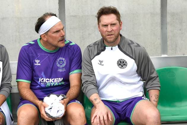 Johannes Oerding beim Benefiz-Fußballspiel Kicken mit Stars im Eilenriedestadion. Hannover, 25.05.2025