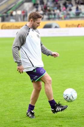 Johannes Oerding beim Benefiz-Fußballspiel Kicken mit Stars im Eilenriedestadion. Hannover, 25.05.2025