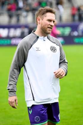 Johannes Oerding beim Benefiz-Fußballspiel Kicken mit Stars im Eilenriedestadion. Hannover, 25.05.2025