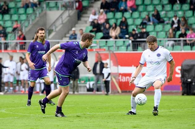 Johannes Oerding beim Benefiz-Fußballspiel Kicken mit Stars im Eilenriedestadion. Hannover, 25.05.2025