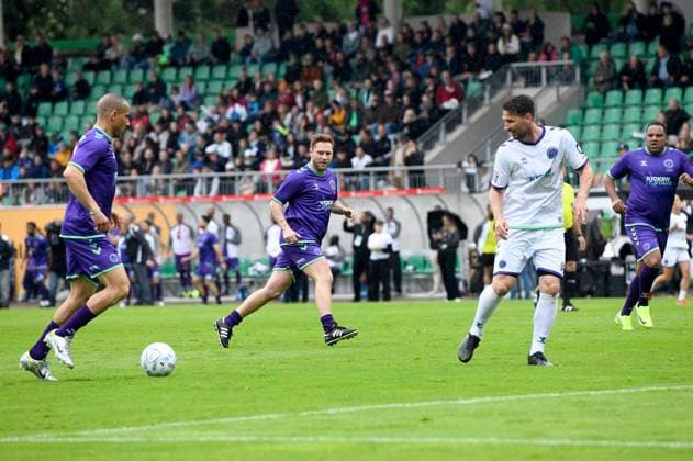 Johannes Oerding beim Benefiz-Fußballspiel Kicken mit Stars im Eilenriedestadion. Hannover, 25.05.2025