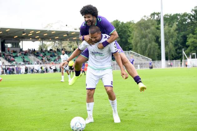 Benjamin Ernst und Marcel Ndjeng beim Benefiz-Fußballspiel Kicken mit Stars im Eilenriedestadion. Hannover, 25.05.2025
