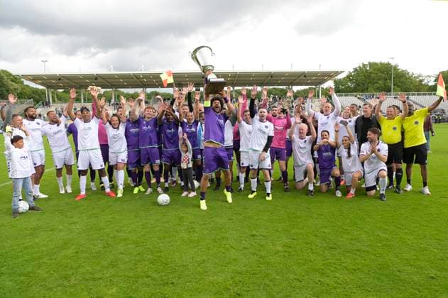 Die Teilnehmer-Teams beim Benefiz-Fußballspiel Kicken mit Stars im Eilenriedestadion. Hannover, 25.05.2025