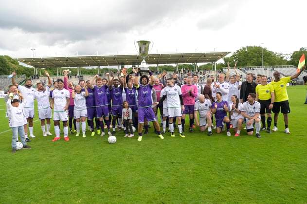 Die Teilnehmer-Teams beim Benefiz-Fußballspiel Kicken mit Stars im Eilenriedestadion. Hannover, 25.05.2025