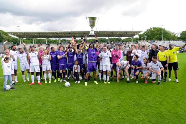 Die Teilnehmer-Teams beim Benefiz-Fußballspiel Kicken mit Stars im Eilenriedestadion. Hannover, 25.05.2025