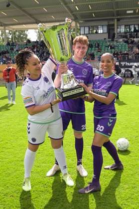 Oceana, Jannik Freestyle und Jasmin K. beim Benefiz-Fußballspiel Kicken mit Stars im Eilenriedestadion. Hannover, 25.05.2025