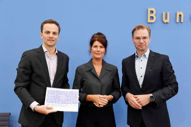 News Themen der Woche KW22 News Bilder des Tages Christoph Trautvetter, Claudine Nierth und Reiner Holznagel bei der Bundespressekonferenz Ergebnisse zur Bürgerdebatte gerechte Steuern und Finanzen im Haus der Bundespressekonferenz. Berlin, 26.05.2025 *** Christoph Trautvetter, Claudine Nierth and Reiner Holznagel at the Federal Press Conference Results of the Citizens Debate on Fair Taxes and Finances at the Federal Press Conference Center Berlin, 26 05 2025 Foto:xF.xKernx xFuturexImagex buergerdebatte_5504
