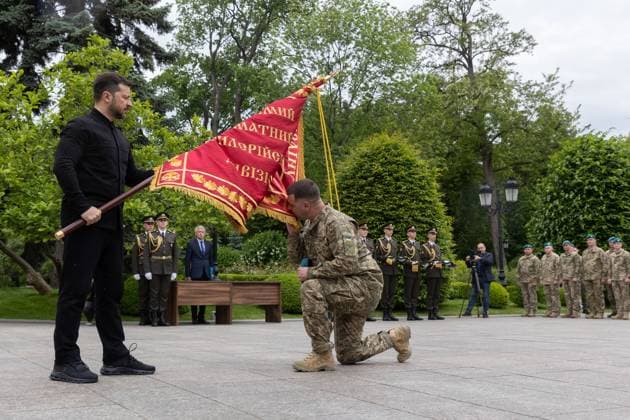News Themen der Woche KW22 News Bilder des Tages Ukrainian President Volodymyr Zelensky meets fighters, on the Day of Ukraines Marine Corps in Kiev Ukrainian President Volodymyr Zelensky meets fighters, on the Day of Ukraines Marine Corps in Kiev, May 23, 2025 He presented them with the highest state honors and awarded unit commanders with battle flags, ribbons of the honorary distinction For Courage and Bravery and a ribbon bearing the honorary brigade name Ukraine Presidency Bestimage On the Day of Ukraines Marine Corps, President Volodymyr Zelenskyy met with the warriors and their families, presented the highest state awards, and handed over battle flags, ribbons of the honorary distinction For Courage and Bravery, and a ribbon bearing the honorary brigade name to unit commanders Ki  Copyright: xUkrainexPresidencyxviaxBestimagexUkrainexPresidencyxviaxBestimagex