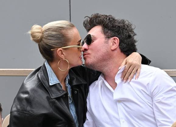 2025 French Open - Laeticia Hallyday In Stand Laetitia Hallyday and Frederic Suant attend the 2025 French Open at Roland Garros on May 26, 2025 in Paris, France. Photo by Laurent Zabulon ABACAPRESS.COM Paris France  Copyright: xZabulonxLaurent ABACAx