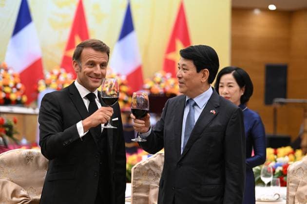News Themen der Woche KW22 News Bilder des Tages French President Emmanuel Macron and his wife Brigitte Macron, alongside his Vietnamese counterpart Luong Cuong with his wife Nguyen Thi Minh Nguyet, at a state dinner at the Hanoi International Convention Center French President E Macron and his wife B Macron, alongside his Vietnamese counterpart Luong Cuong with his wife Nguyen Thi Minh Nguyet, at a state dinner at the Hanoi International Convention Center, May 26, 2025 This visit to Asia is part of three state visits to Vietnam on May 26 and 27, Indonesia on May 28 and 29 and Singapore on May 29 and 30, 2025 Jeanne Accorsini Pool Bestimage Vietnam s President Luong Cuong raises a toast with his French counterpart Emmanuel Macron as their respective wives Nguyen Thi Minh Nguyet and Brigi  Copyright: xJeannexAccorsini Pool BestimagexJeannexAccorsini Pool Bestimagex