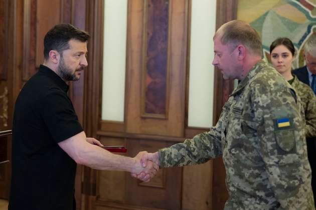 News Themen der Woche KW22 News Bilder des Tages Ukrainian President, Volodymyr Zelenskyy, presents awards to veterans of the National Service in the field of special communications and information protection Ukrainian President, Volodymyr Zelenskyy, presents awards to veterans of the National Service in the field of special communications and information protection, in Kyiv, Ukraine, May 26, 2025. Photo by PRESIDENT OF UKRAINE apaimages Ukraine Ukraine Ukraine 260525_Ukraine_UPO_00(5).jpeg Copyright: xapaimagesxPRESIDENTxOFxUKRAINEx xapaimagesx