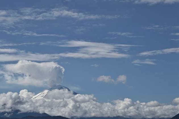 May 26, 2025, Chalco, State Of Mexico, Mexico: Due to the constant rains that have occurred in the eastern part of the Mexico City, the volcanic zone woke up with low temperatures. This caused the Popocatepetl and Iztaccihuatl volcanoes to wake up snow-capped and with clear skies, which favors their views from Chalco, State of Mexico. Chalco Mexico - ZUMAp204 20250526_zip_p204_002 Copyright: xJosuexPerezx
