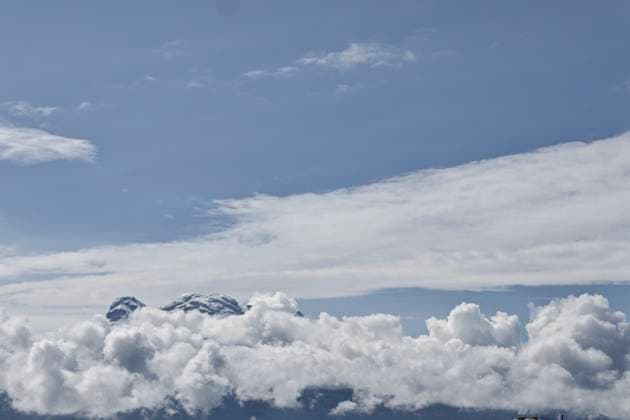 May 26, 2025, Chalco, State Of Mexico, Mexico: Due to the constant rains that have occurred in the eastern part of the Mexico City, the volcanic zone woke up with low temperatures. This caused the Popocatepetl and Iztaccihuatl volcanoes to wake up snow-capped and with clear skies, which favors their views from Chalco, State of Mexico. Chalco Mexico - ZUMAp204 20250526_zip_p204_004 Copyright: xJosuexPerezx