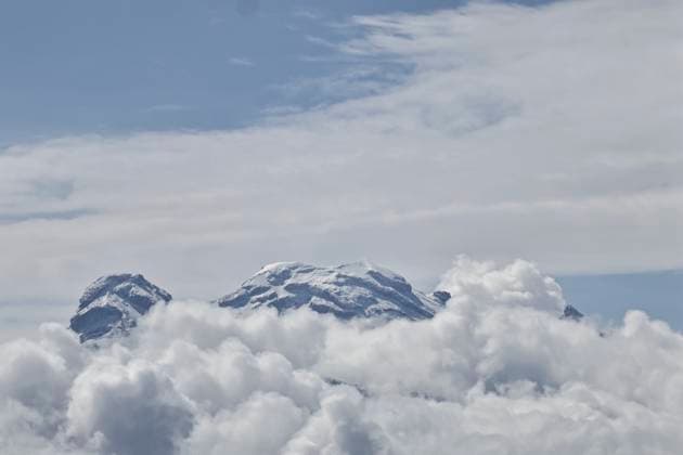 May 26, 2025, Chalco, State Of Mexico, Mexico: Due to the constant rains that have occurred in the eastern part of the Mexico City, the volcanic zone woke up with low temperatures. This caused the Popocatepetl and Iztaccihuatl volcanoes to wake up snow-capped and with clear skies, which favors their views from Chalco, State of Mexico. Chalco Mexico - ZUMAp204 20250526_zip_p204_005 Copyright: xJosuexPerezx