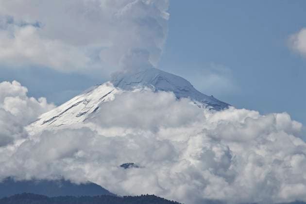 May 26, 2025, Chalco, State Of Mexico, Mexico: Due to the constant rains that have occurred in the eastern part of the Mexico City, the volcanic zone woke up with low temperatures. This caused the Popocatepetl and Iztaccihuatl volcanoes to wake up snow-capped and with clear skies, which favors their views from Chalco, State of Mexico. Chalco Mexico - ZUMAp204 20250526_zip_p204_009 Copyright: xJosuexPerezx