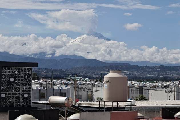 May 26, 2025, Chalco, State Of Mexico, Mexico: Due to the constant rains that have occurred in the eastern part of the Mexico City, the volcanic zone woke up with low temperatures. This caused the Popocatepetl and Iztaccihuatl volcanoes to wake up snow-capped and with clear skies, which favors their views from Chalco, State of Mexico. Chalco Mexico - ZUMAp204 20250526_zip_p204_010 Copyright: xJosuexPerezx