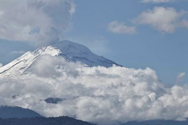 May 26, 2025, Chalco, State Of Mexico, Mexico: Due to the constant rains that have occurred in the eastern part of the Mexico City, the volcanic zone woke up with low temperatures. This caused the Popocatepetl and Iztaccihuatl volcanoes to wake up snow-capped and with clear skies, which favors their views from Chalco, State of Mexico. Chalco Mexico - ZUMAp204 20250526_zip_p204_015 Copyright: xJosuexPerezx
