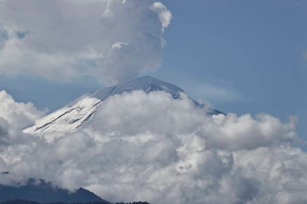 May 26, 2025, Chalco, State Of Mexico, Mexico: Due to the constant rains that have occurred in the eastern part of the Mexico City, the volcanic zone woke up with low temperatures. This caused the Popocatepetl and Iztaccihuatl volcanoes to wake up snow-capped and with clear skies, which favors their views from Chalco, State of Mexico. Chalco Mexico - ZUMAp204 20250526_zip_p204_018 Copyright: xJosuexPerezx