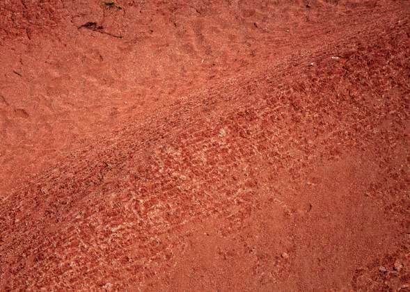 Creative Highlights World La Gomera: Rote Wüste bei Agulo. - Aus rötlichem Feinsand besteht die Wüste im Norden der Kanareninsel La Gomera (Spanien). In der reizvollen, mystischen Landschaft gedeihen nur wenige knorrige Sträucher. San Sebastian Kanarische Inseln Spanien *** La Gomera Red desert near Agulo The desert in the north of the Canary Island of La Gomera Spain consists of reddish fine sand Only a few gnarled shrubs thrive in the charming, mystical landscape San Sebastian Canary Islands Spain