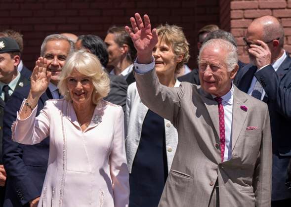 Entertainment Bilder des Tages May 26, 2025, Ottawa, On, CANADA: King Charles and Queen Camilla wave to the crowd as Prime Minister Mark Carney and his wife Diana Fox Carney look on prior to participating in a ceremonial puck drop during a visit to Lansdowne Park in Ottawa on Monday, May 26, 2025. Ottawa CANADA  - ZUMAc35_ 20250526_zaf_c35_087 Copyright: xChristinnexMuschix