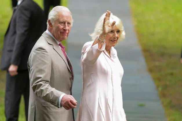 OTTAWA (Canada), 26 05 2025.- Britain’s King Charles III (L) and Queen Camilla (R) arrive to Rideau Hall, the official residence of the governor general of Canada, during their state visit in Ottawa, Canada, 26 May 2025. King Charles has been invited by Canadian Prime Mister Mark Carney to open the 45th Canadian parliament on 27 May 2025. Britian’s King Charles state visit to Canada !ACHTUNG: NUR REDAKTIONELLE NUTZUNG!  Copyright: xERICxREIDx JLX09_20250526 20250526-55016952039_1
