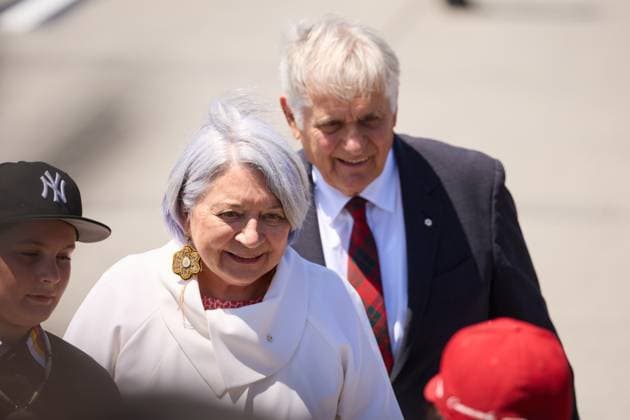 OTTAWA (Canada), 26 05 2025.- Governor General of Canada Mary Simon and her spouse Whit Fraser greet attendees as they arrive for Their Majesties King Charles III & Queen Camilla’s state visit at Ottawa MacDonald-Cartier International Airport in Ottawa, Canada, 26 May, 2025. King Charles has been invited by Canadian Prime Mister Mark Carney to open the 45th Canadian parliament on 27 May 2025. Britian’s King Charles state visit to Canada !ACHTUNG: NUR REDAKTIONELLE NUTZUNG!  Copyright: xERICxREIDx 20250526_ROYALVISIT_002 20250526-55016952092_1