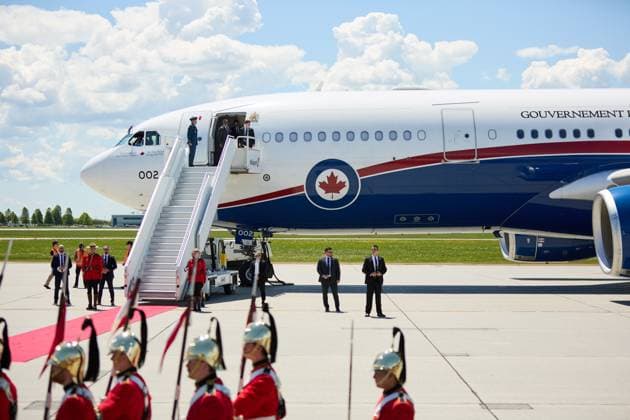 OTTAWA (Canada), 26 05 2025.- The ceremonial procession begins as Britain’s King Charles III and Queen Camilla arrive for a state visit at Ottawa MacDonald-Cartier International Airport in Ottawa, Canada, 26 May 2025. King Charles has been invited by Canadian Prime Mister Mark Carney to open the 45th Canadian parliament on 27 May 2025. Britian’s King Charles state visit to Canada !ACHTUNG: NUR REDAKTIONELLE NUTZUNG!  Copyright: xERICxREIDx 20250526_ROYALVISIT_010 20250526-55016952111004_1004