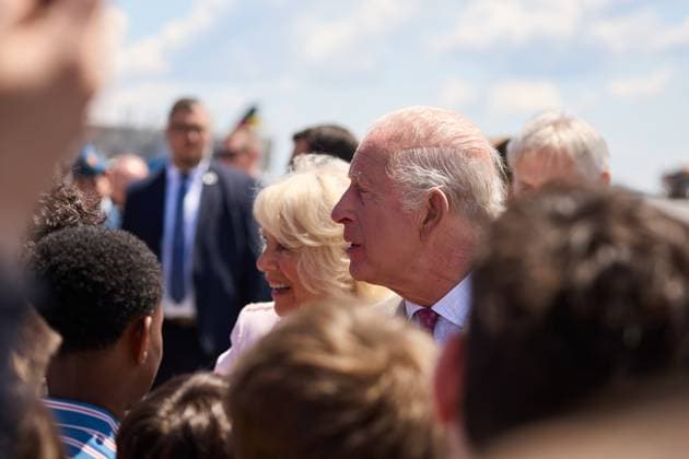 OTTAWA (Canada), 26 05 2025.- Britain s King Charles III and Queen Camilla greet onlookers as they arrive for a state visit at Ottawa MacDonald-Cartier International Airport in Ottawa, Canada, 26 May 2025. King Charles has been invited by Canadian Prime Mister Mark Carney to open the 45th Canadian parliament on 27 May 2025. (Reino Unido) Britain s King Charles state visit to Canada !ACHTUNG: NUR REDAKTIONELLE NUTZUNG!  Copyright: xERICxREIDx JLX02_20250526 20250526-55016952181004_1004