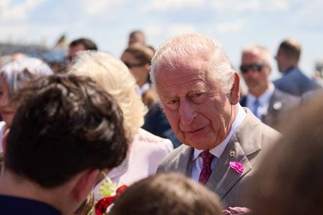OTTAWA (Canada), 26 05 2025.- Britain s King Charles III greets onlookers as he arrives for a state visit at Ottawa MacDonald-Cartier International Airport in Ottawa, Canada, 26 May 2025. King Charles has been invited by Canadian Prime Mister Mark Carney to open the 45th Canadian parliament on 27 May 2025. (Reino Unido) Britain s King Charles state visit to Canada !ACHTUNG: NUR REDAKTIONELLE NUTZUNG!  Copyright: xERICxREIDx JLX02_20250526 20250526-55016952182004_1004