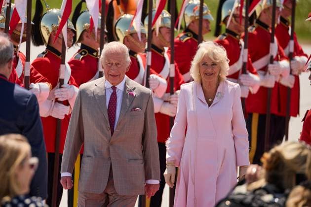 OTTAWA (Canada), 26 05 2025.- Britain s King Charles III (L) and Queen Camilla (R) are greeted as they arrive for a state visit at Ottawa MacDonald-Cartier International Airport in Ottawa, Canada, 26 May 2025. King Charles has been invited by Canadian Prime Mister Mark Carney to open the 45th Canadian parliament on 27 May 2025. (Reino Unido) Britain s King Charles state visit to Canada !ACHTUNG: NUR REDAKTIONELLE NUTZUNG!  Copyright: xERICxREIDx JLX02_20250526 20250526-55016952186004_1004