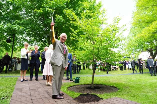 May 26, 2025, Ottawa, On, CANADA: King Charles takes part in a tree planting ceremony at Rideau Hall in Ottawa during a royal visit on Monday, May 26, 2025. Ottawa CANADA  - ZUMAc35_ 20250526_zaf_c35_099 Copyright: xSeanxKilpatrickx