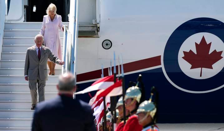 May 26, 2025, Ottawa, On, CAN: King Charles and Queen Camilla arrive at the Ottawa International Airport in Ottawa for a royal visit, on Monday, May 26, 2025. Ottawa CAN  - ZUMAc35_ 20250526_zaf_c35_146 Copyright: xJustinxTangx
