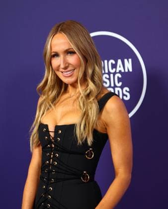 Nikki Glaser arrives for the 51st annual American Music Awards at the Fontainebleau Las Vegas on Monday, May 26, 2025.  LAV20250525475 JAMESxATOA