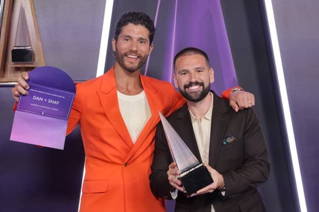 2025 American Music Awards - Winners Walk (L-R) Dan Smyers and Shay Mooney of Dan + Shay, winners of the Favorite Country Duo or Group award, attend the 2025 American Music Awards at Fontainebleau Las Vegas on May 26, 2025 in Las Vegas, Nevada. Las Vegas Fontainbleau Las Vegas NV USA Copyright: xCraSH imageSPACEx