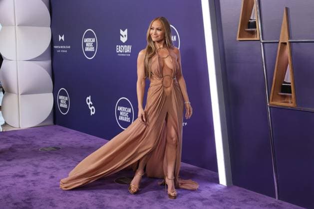 2025 American Music Awards - Winners Walk Host Jennifer Lopez attends the 2025 American Music Awards at Fontainebleau Las Vegas on May 26, 2025 in Las Vegas, Nevada. Las Vegas Fontainbleau Las Vegas NV USA Copyright: xCraSHx