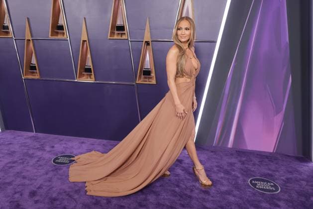 2025 American Music Awards - Winners Walk Host Jennifer Lopez attends the 2025 American Music Awards at Fontainebleau Las Vegas on May 26, 2025 in Las Vegas, Nevada. Las Vegas Fontainbleau Las Vegas NV USA Copyright: xCraSHx